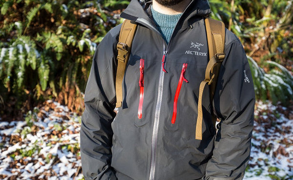A person wearing a Guide's Edition Synik 22 with the sternum strap unbuckled.